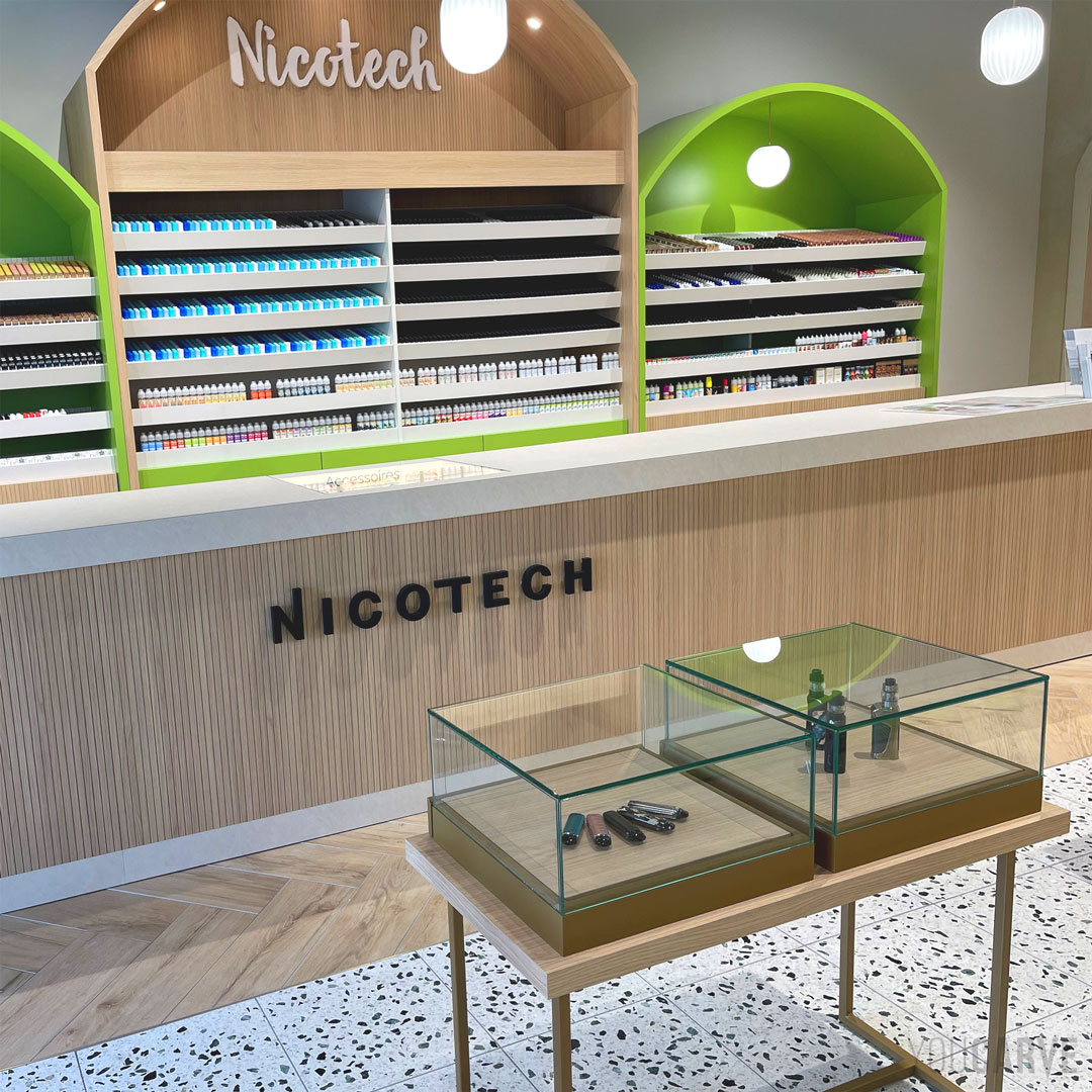 Réalisé par Nicotech (boutique de cigarettes électroniques à Aix en Provence) : logos muraux en relief, découpe sur-mesure en PVC expansé blanc et noir épaisseur 19 mm, fixation avec mousse-double-face avec gabarit de positionnement.